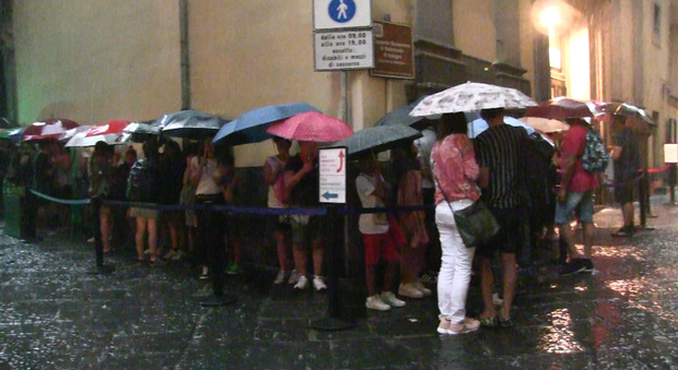 Napoli, la pioggia non ferma i turisti: «Non rinunceremo alla nostra visita»