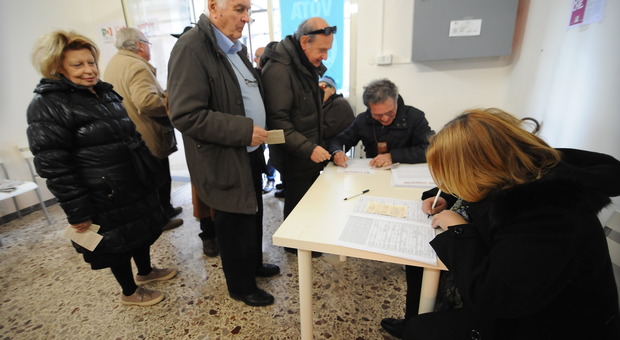 Primarie, rissa per i kit del voto a Salerno manifesti pro Martina