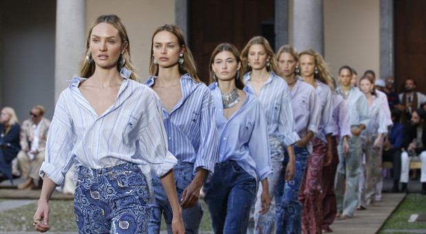 Milano fa la sua scelta: a luglio si sfila online. La Fashion week diventa digitale