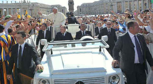 Papa Francesco a PIazza San Pietro con la Mercedes Classe G bianca