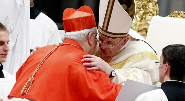 Il Papa scherza con il cardinale Bassetti, «Per te niente posto all'inferno»