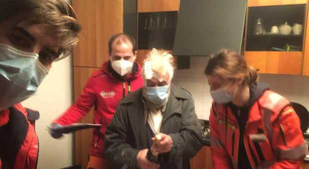 Anziano solo in casa cade e chiama il 118, dopo il soccorso brinda con i sanitari al nuovo anno
