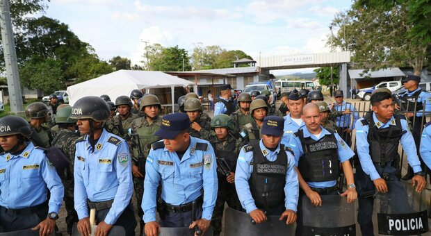 Honduras, 41 vittime (alcune bruciate vive) nell'incendio nel carcere femminile: licenziato il ministro per la Sicurezza