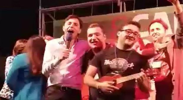 Ercolano, il sindaco Buonajuto sale sul palco e canta «Meraviglioso»| Video