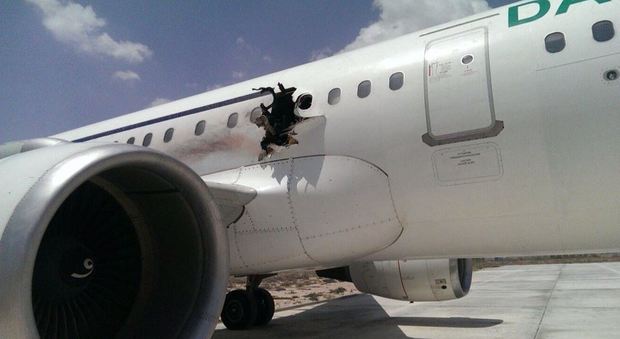 Somalia, squarcio su fiancata aereo di linea: passeggeri feriti, un disperso