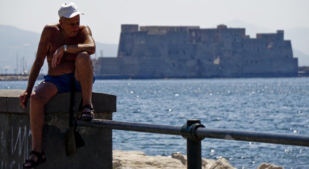 Caldo, Napoli brucia: 49 gradi percepiti. «Ondate di calore fino a venerdì»