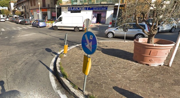 Roma, tir travolge le auto, 14enne ferita alla fermata del bus: è grave