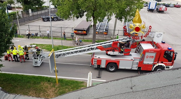 L'intervento dei Vigili del fuoco a Treviso per il malore dell'operaio