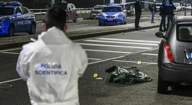 Milano, aggredisce passanti per strada con un coltello, poliziotto gli spara e lo uccide