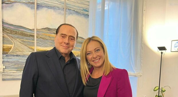 Meloni-Berlusconi, è pace: governo a fine settimana. Disgelo dopo le tensioni. «Saliremo uniti al Colle»