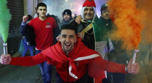 Marocco in semifinale ai Mondiali, esplode la festa dei tifosi. A Verona tutti in piazza Bra