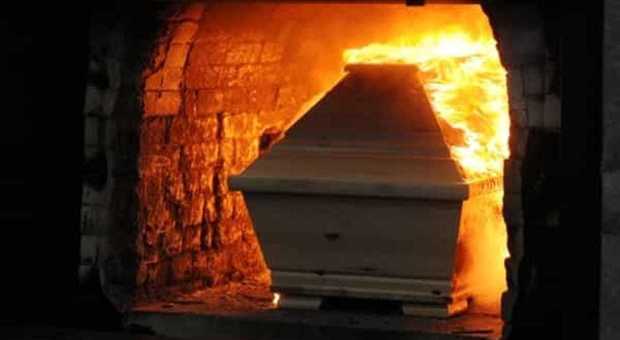 «Resti umani negli scatoloni»: l'orrore al cimitero, due arresti per irregolarità nelle cremazioni