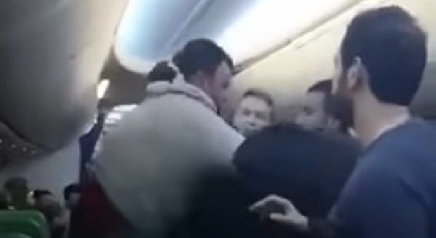 Panico a bordo dell'aereo, urla Allah Akbar e si scaglia contro l'equipaggio Video