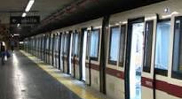 Roma, metro A: passeggeri salvano ragazza da suicidio