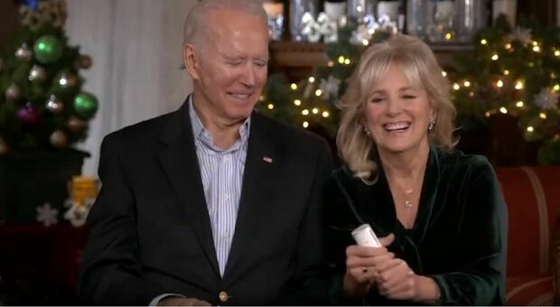 Joe e Jill Biden non riescono a lanciare i coriandoli