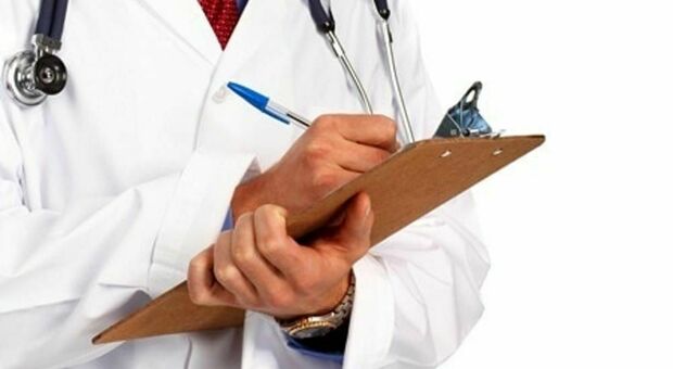 Emergenza sanità, stretta della Regione sulla visite mediche a pagamento: «C’è una degenerazione»