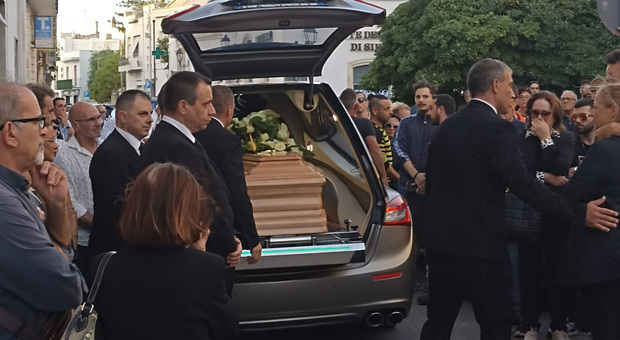 Auto ribaltata, i funerali del 22enne tra lacrime e palloncini. Gli amici: «Ciao Stefano, ora veglia su quel bimbo»