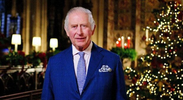 Re Carlo, il Natale con 50 invitati a Sandringham: gli strani regali ai dipendenti e quel cibo vietato sul menù