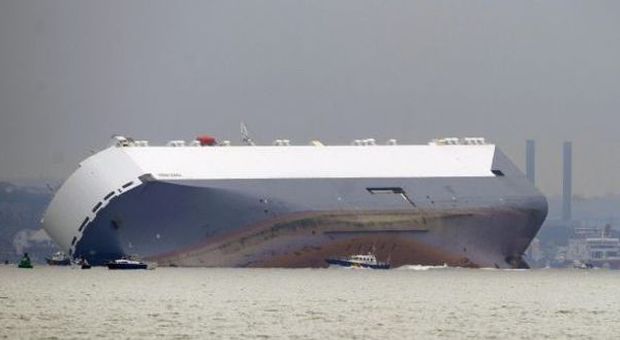 Cargo fa naufragio al largo dell'isola di Wight: salvo l'equipaggio, la nave su un fianco