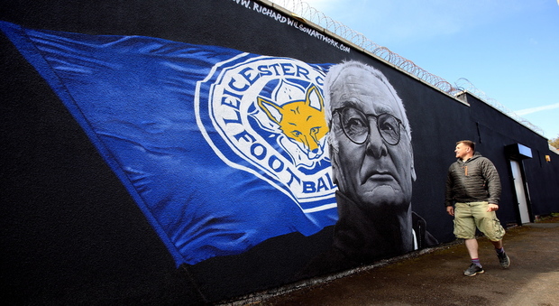 Il volto di Claudio Ranieri sovrapposto alla bandiera del Leicester