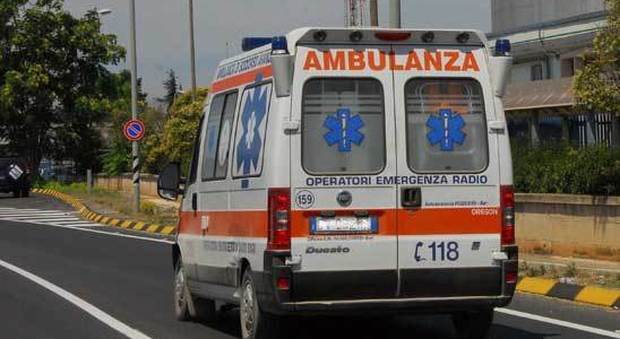 Novara, bus con scolaresca si scontra con una macchina in autostrada: feriti 3 bimbi