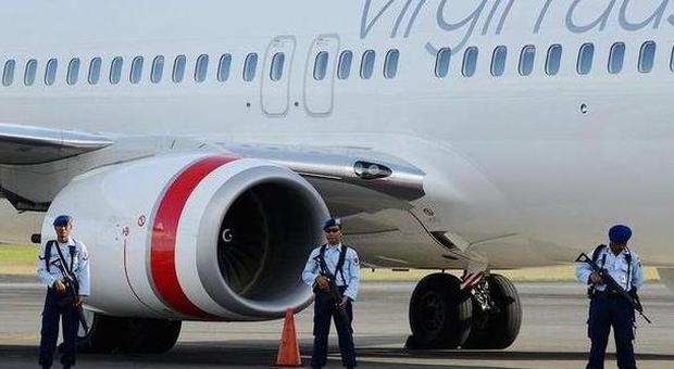 Panico in volo su aereo Virgin, ubriaco tenta di entrare nella cabina di pilotaggio, arrestato