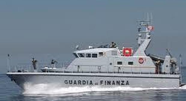 Inseguimento in mare: sequestrata droga per 15 milioni, arrestati due trafficanti