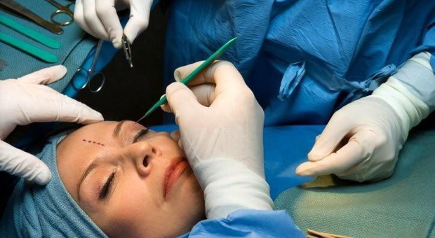 Chirurgia estetica, arriva il "minilifting": approccio meno invasivo e risultato più duraturo