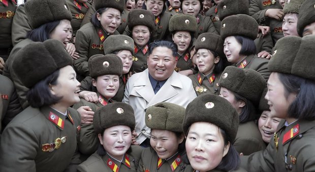 immagine Corea del Nord, Kim Jong Un circondato dall'unità militare femminile