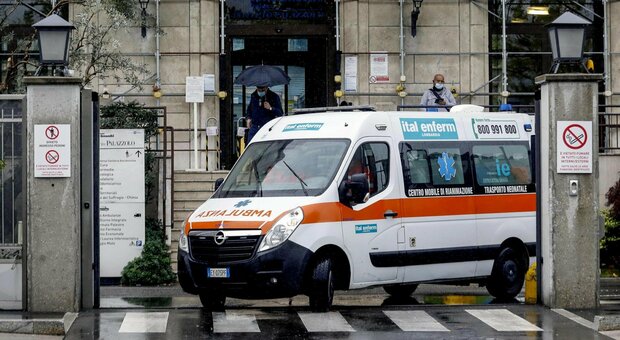 Covid Roma, anziana passa la notte in attesa in ambulanza: in ospedale non c'è posto