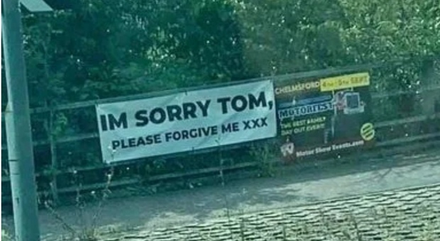 Al rondò c'è un misterioso striscione di scuse per Tom: «Per favore perdonami»
