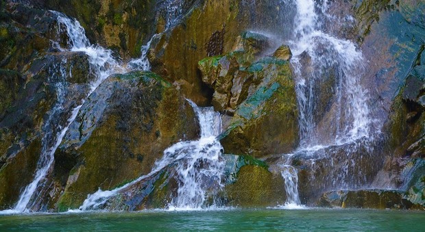 Il sentiero e poi la sorpresa: una cascata da sogno, pozze e segni di 160 milioni di anni fa