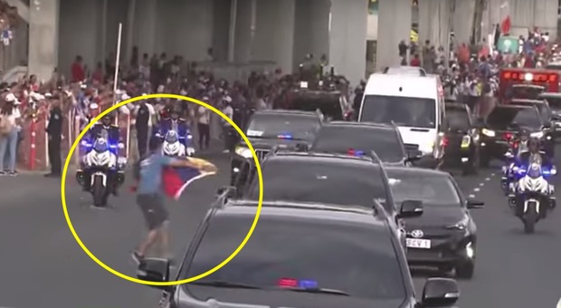 Papa Francesco, paura in Panama: un uomo corre verso la sua auto con una bandiera venezuelana