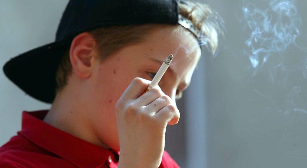 Il ritratto dei 18enni figli di genitori under 40: fumano, si sentono soli e sono più disinibiti. Lo studio di una Onlus di Padova