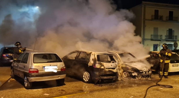 Auto in fiamme in un parcheggio