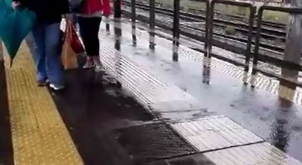 Napoli, passeggeri «bagnati» attendono l'arrivo della metropolitana| Video