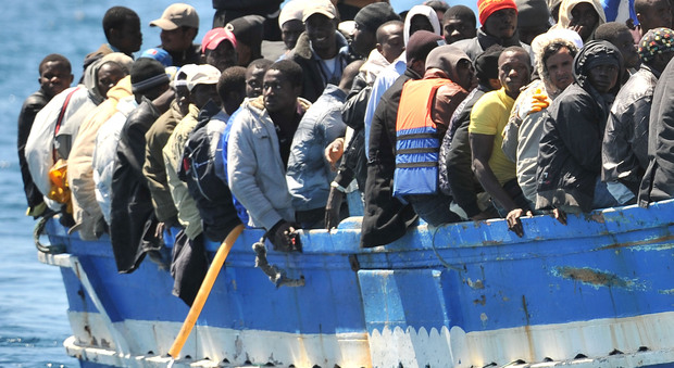 Libia, barcone si capovolge in mare: 7 migranti morti, salvati in 500