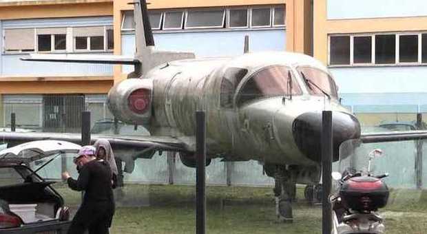 Ostia, un museo e un aereo in cortile: il tecnico industriale compie 42 anni