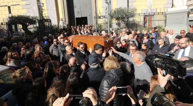 Napoli, lacrime ai funerali del commerciante morto per infarto. E il figlio della vittima incontra figlio colpevole