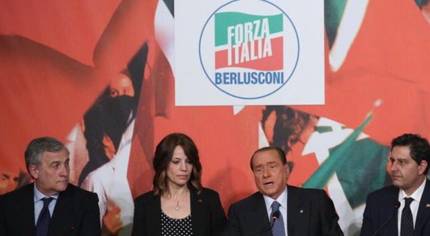 Elisabetta Gardini, alla sua sinistra Berlusconi e Toti, a destra Tajani
