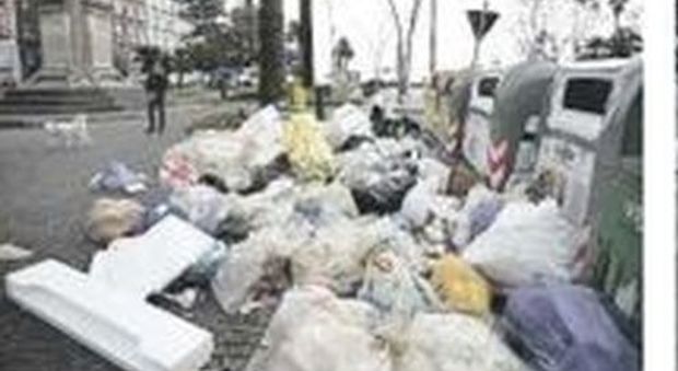 Emergenza rifiuti a Napoli, strade come discariche. l'Asìa: siamo in affanno