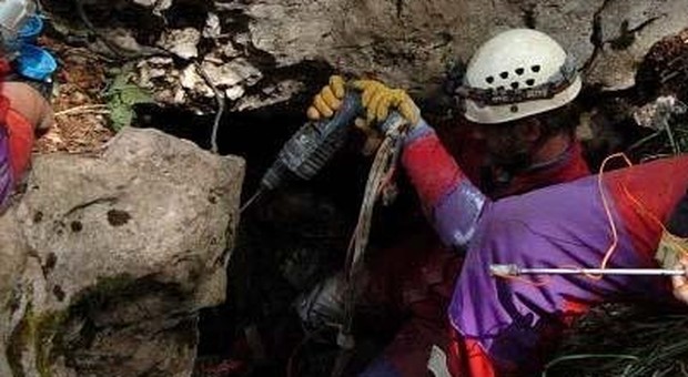 Tre speleologi dispersi a Pian del Tivano, stavano esplorando una grotta con un gruppo