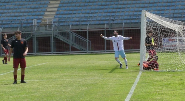 Daniel Rossi festeggia lo splendido gol dell'1-0