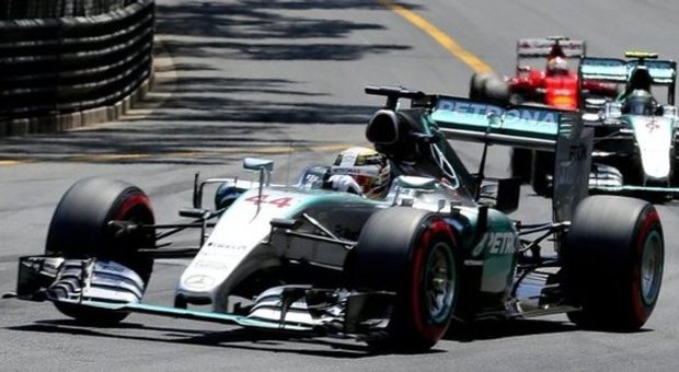Lewis Hamilton con la sua Mercedes