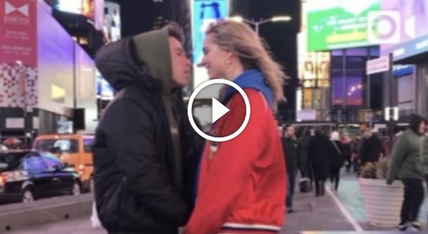 Fedez e Chiara Ferragni, bacio a Times Square