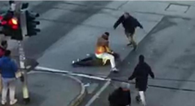 Milano violenta, uomo accoltellato davanti ai passanti terrorizzati durante una rissa