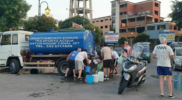 Napoli Nord senza acqua, estate con la grande sete: «Pronti per la class action»