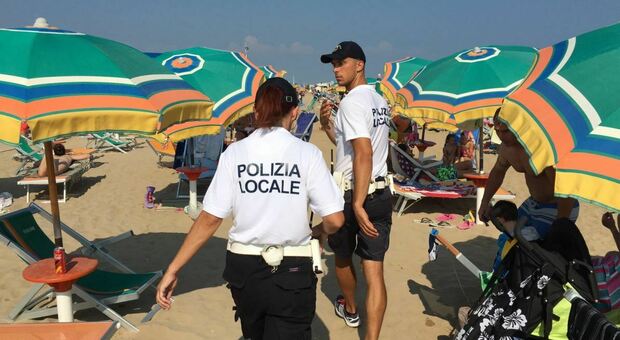 Controlli della Polizia locale in spiaggia a Bibione
