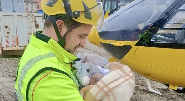 Neonato ferito nell'incidente in autostrada, il soccorritore lo culla tra le sue braccia: «Sono papà da poco, come se tenessi mia figlia»