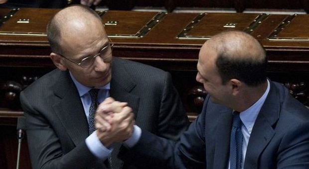Caos nel Pdl, Berlusconi frena i falchi. Alfano chiede tempo a Letta
